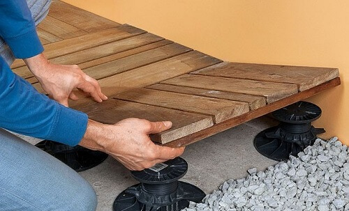 Qu'est-ce qu'une terrasse sur plots? Quels sont ses avantages? - Terrasse